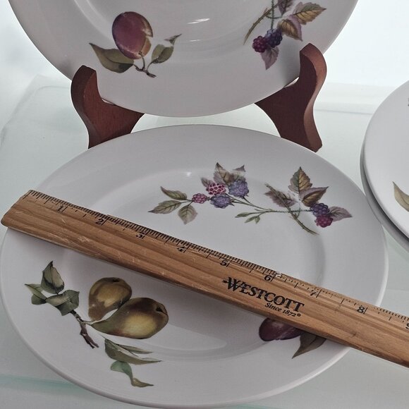 4 Royal Worcester Evesham Dessert Salad Plates 8" fruits & vegetables vtg flaw - Picture 12 of 12